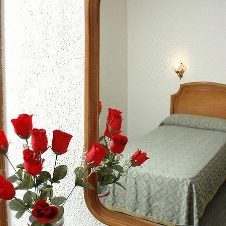 Senorial Hotel Madrid Room photo