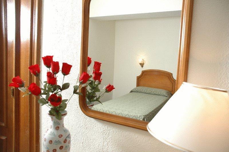 Senorial Hotel Madrid Room photo